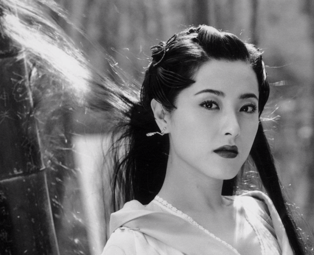 她是一代女神,曾被誉为"最美女鬼",前任皆是影帝,今44