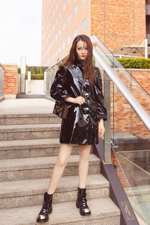 迪丽热真美,一身粉红色长款卫衣俏皮可爱,镭射透明小包夸张抢镜