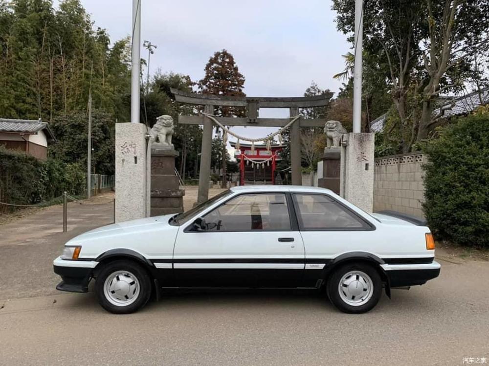 丰田ae86除了送豆腐那台还有三厢的版本,它的全称叫丰田corolla levin
