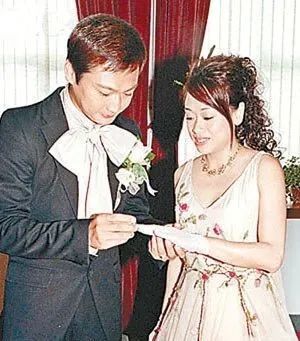陶大宇和妻子黄宝慧,两人爱情长跑了10年才步入婚姻殿堂,却没忍过七年