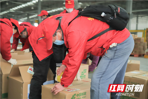 首批"湘情关爱包"发车仪式在湘潭举行