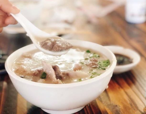 刀切糍 这也是清远家喻户晓的传统美食之一,将粘米团切成条状后,放入