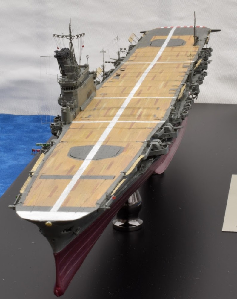 ▇1/500"大凤"号模型.封闭式舰首是其最大的特征.