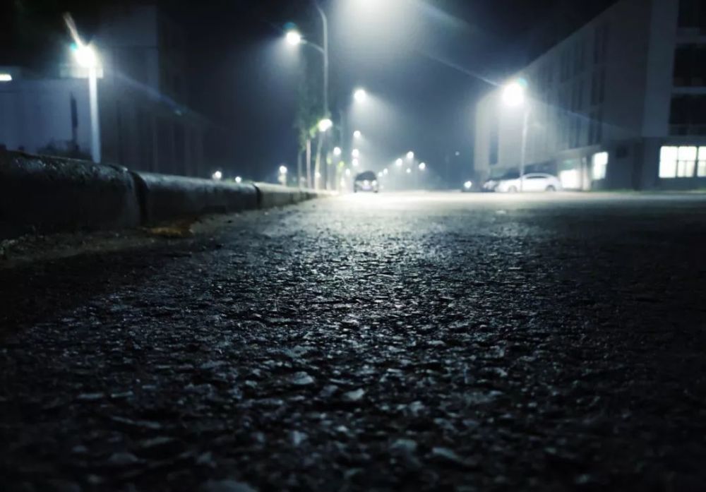 雨夜校园 如梦似幻