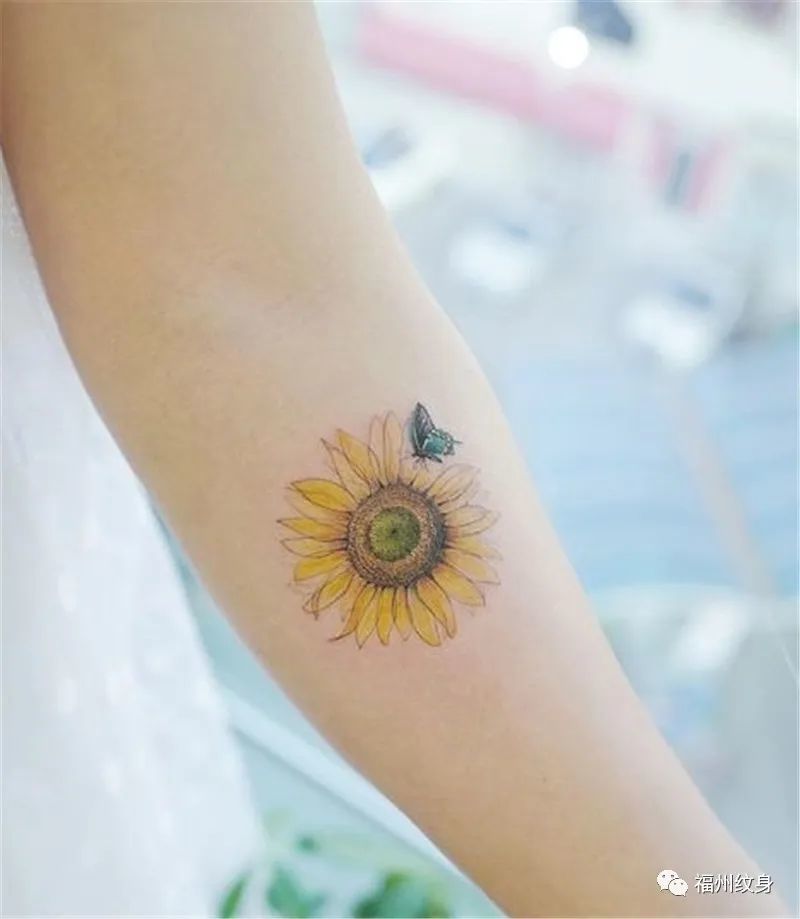向日葵纹身,给人一种向阳,不断追求梦想的感觉.