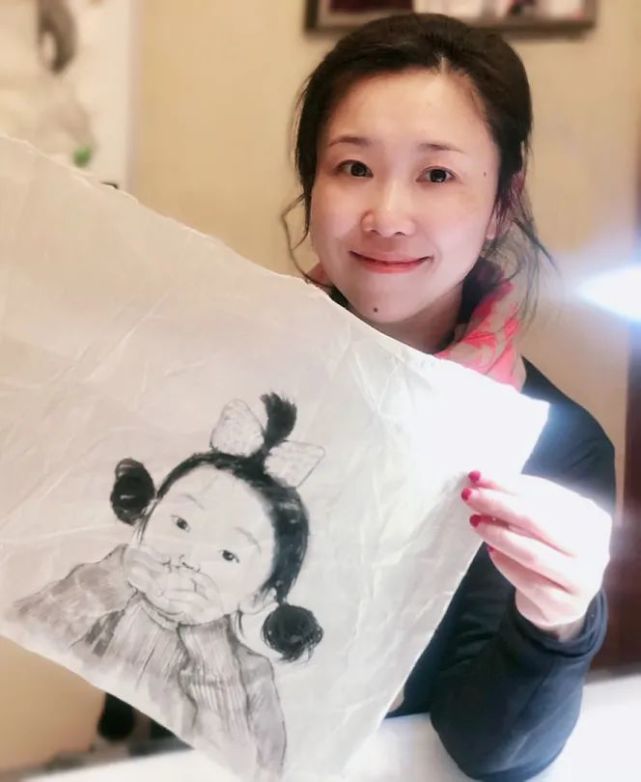 每个家庭是一组水墨画,朱应老师将这10组水墨画变成了一个艺术作品