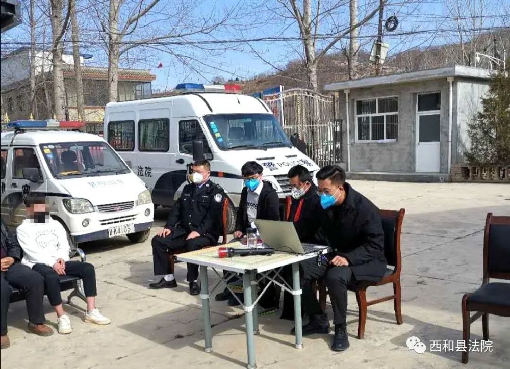 西和县法院洛峪法庭在法庭大院开庭成功调解一起民事案件