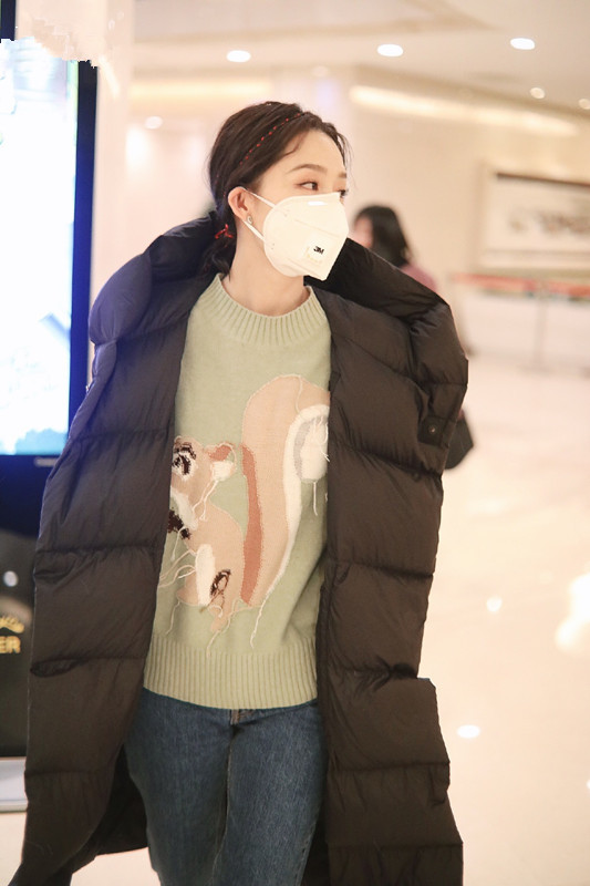 李沁又裹上那件黑色的长羽绒服,内搭套头衫,保暖一点就对了!