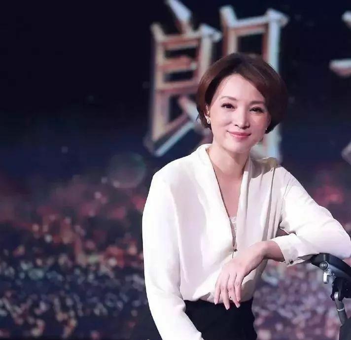 董卿换发型堪比整容,中分波波头配蕾丝内搭,塑造性感小女人形象