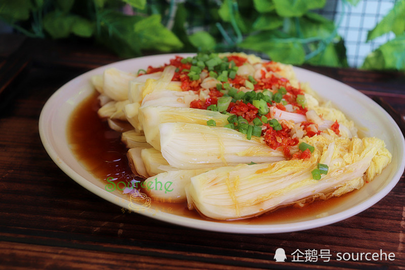 【剁椒蒸大白菜】食材:大白菜,剁椒,花生油,盐,香葱,大蒜,香葱,酱油.