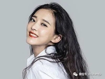 大饼脸就是不美的脸型吗？不是的，这里有她们最适合的9款长发！