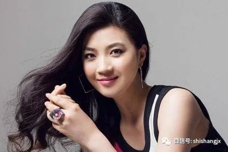 大饼脸就是不美的脸型吗？不是的，这里有她们最适合的9款长发！