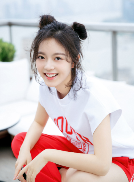 17岁的赵今麦还能这样穿,裤子"左长右光",清爽随性可爱