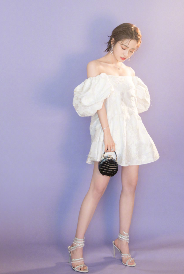 沈月撞衫郑爽被虐惨?可镜头扫到电线鞋,结果