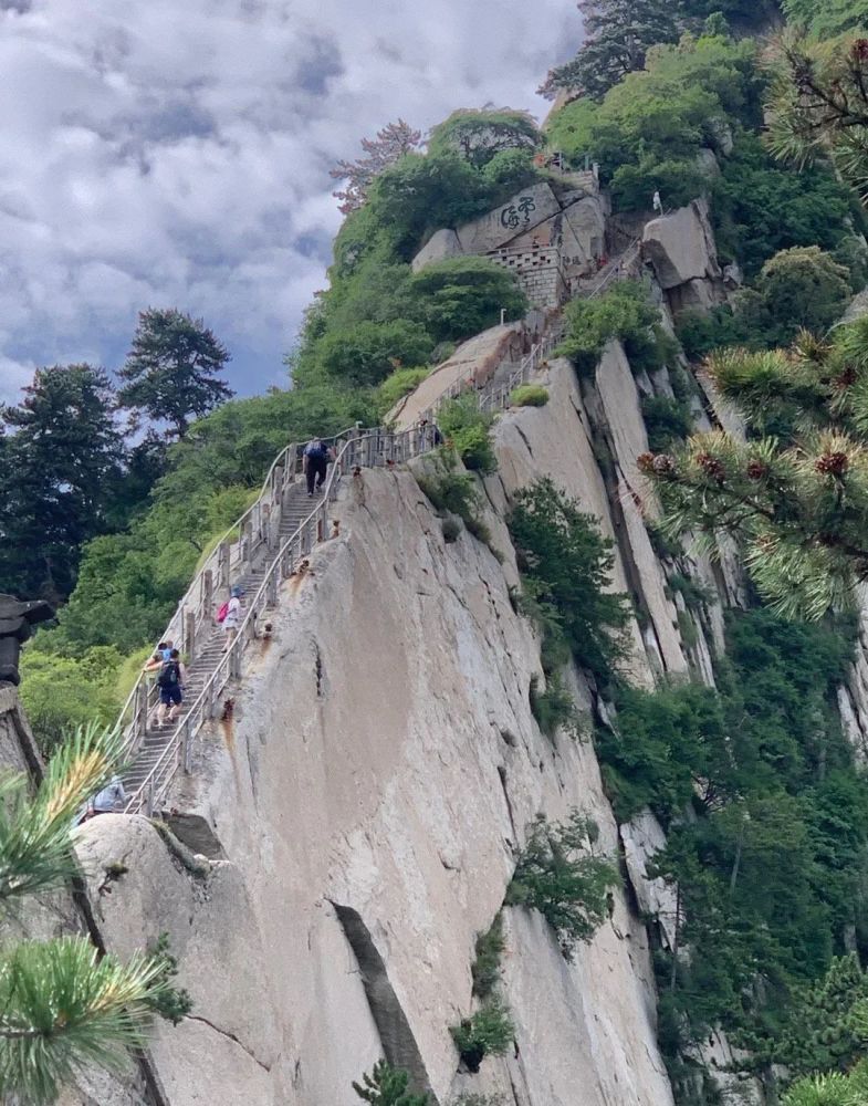 象形奇峰 华山蜿蜒险峻,危崖仄道众多,而奇险的山峰在大自然经年累月