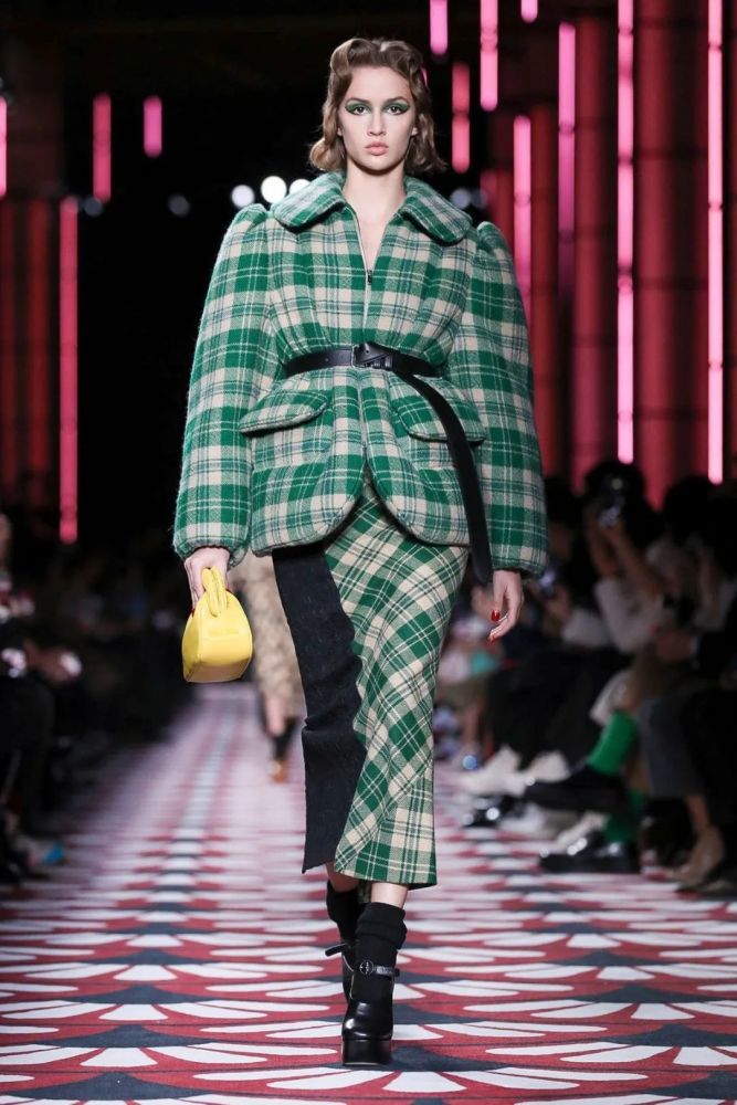 miuccia prada 将现代服饰的剪裁与复古元素巧妙融合,在怀旧主义风格