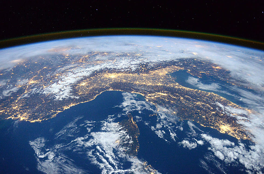 从国际空间站看到的地球,呈现出美丽的弧线形