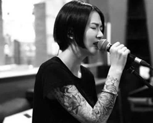 张继科纹雄鹰,袁姗姗纹梵文,谭维维纹花臂,都输给他九龙一凤!