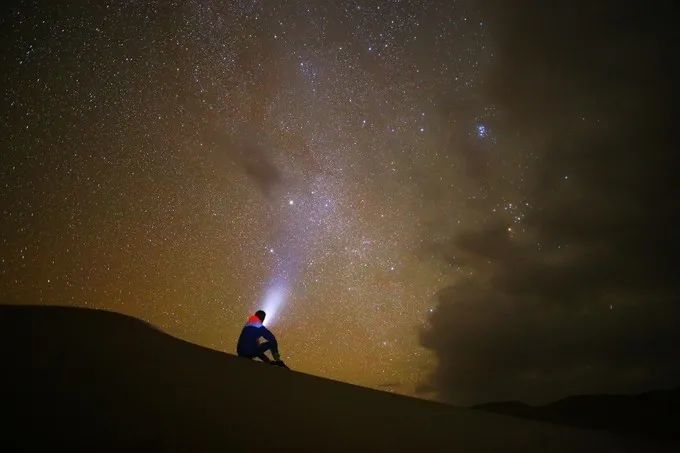 夜晚的巴丹吉林,落入了星海,不比城市的华灯初上,这里的光,只来自星空