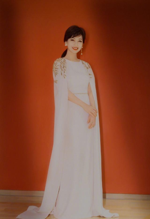 65岁赵雅芝近照令人惊艳!白礼服温婉迷人,与当年白素贞相差无几