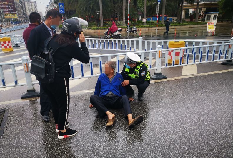 老人雨天路滑不慎摔倒 贵港交警暖心扶助!