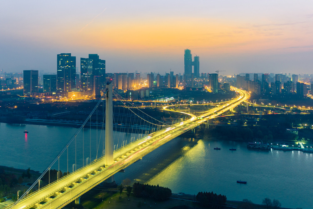 如把巨大的人力资源开发出来,这座城市,未来将比肩上海广州深圳