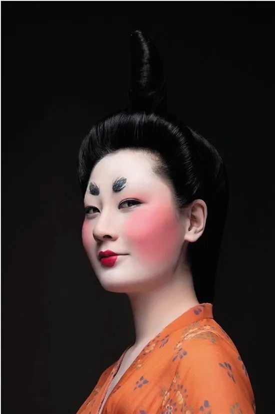 桃花妆 桃之夭夭,灼灼其华,想必这个桃花妆必定也是如桃花般明艳靓丽