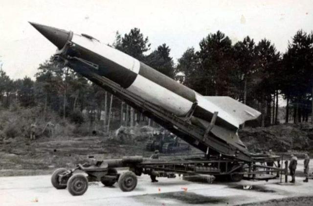 图为德国v2弹道导弹