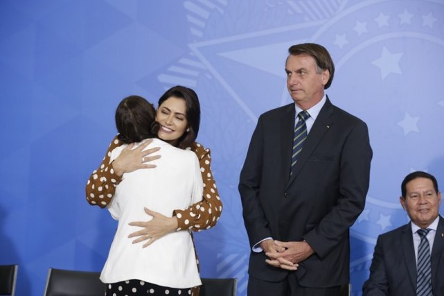 巴西第一夫人米歇尔·博索纳罗(michelle bolsonaro)随总统丈夫雅伊尔