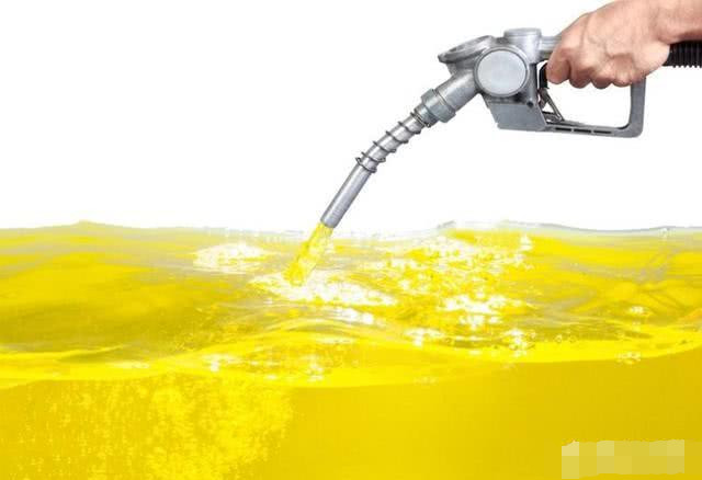 两桶油的汽油颜色是黄色的,而有的私人加油站的颜色和