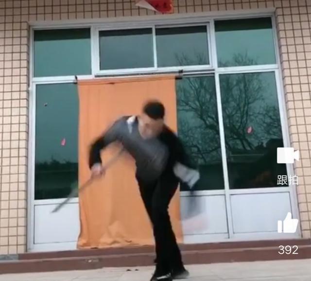 嘎子这样练腹肌谢孟伟扫院子都能扫出花身后二层小楼挺气派