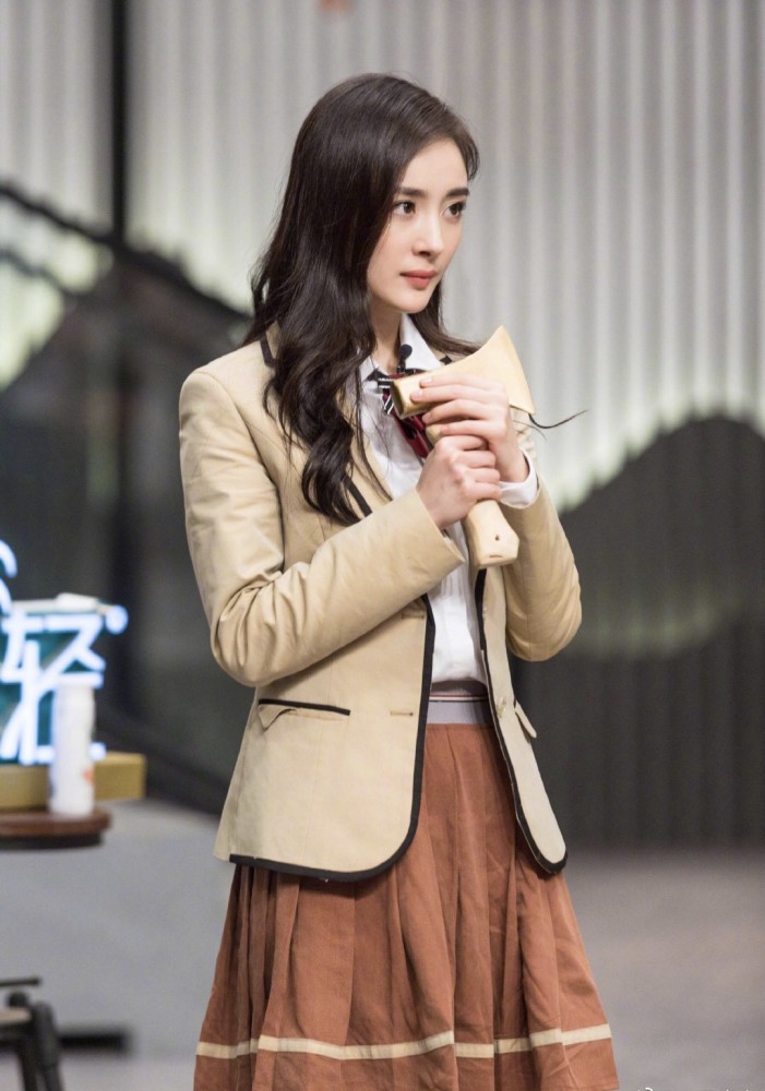 想减龄十岁?试试学院风jk制服,杨幂郑爽鞠婧祎多次pick!