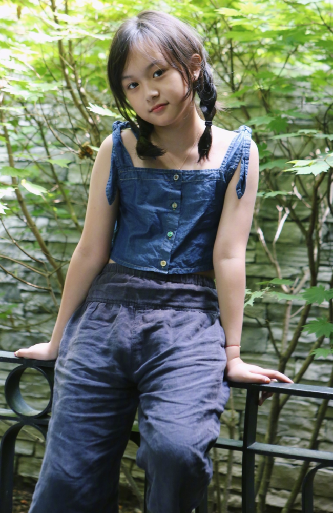 还记得最美童星"小芈月"吗?如今10岁就穿炫腹装,服了这勇气