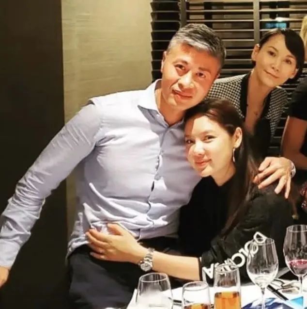 黎明前妻二婚太幸福,乐基儿穿黑裙真高级,老公坐她腿上满屏恩爱