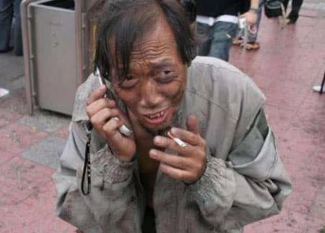 心理学:第一眼你认为哪个乞丐是假的?测你内心光明