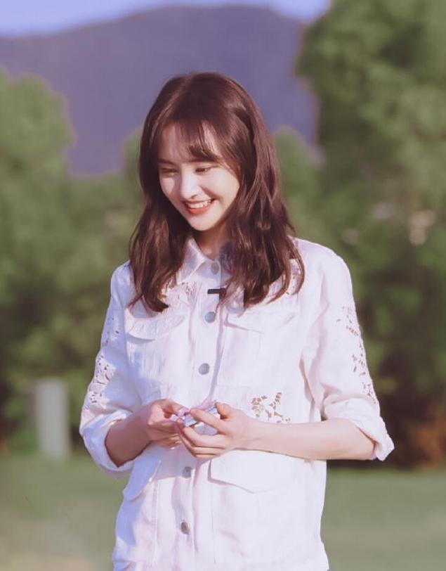 郑爽终于美回了公主,综艺首秀安娜造型太仙了,回眸胜初恋少女颜