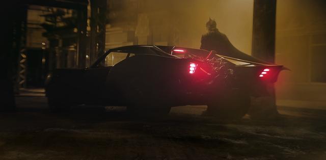 全新蝙蝠车霸气上线，新一代蝙蝠侠肌肉感十足，明年6月北美上映