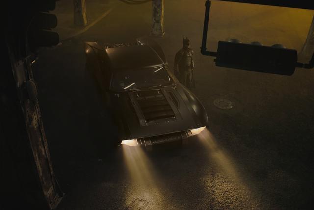 全新蝙蝠车霸气上线，新一代蝙蝠侠肌肉感十足，明年6月北美上映