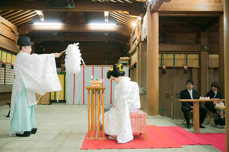 现代依然盛行神社婚礼-也被誉为神前婚礼!神官(左)新人(右)