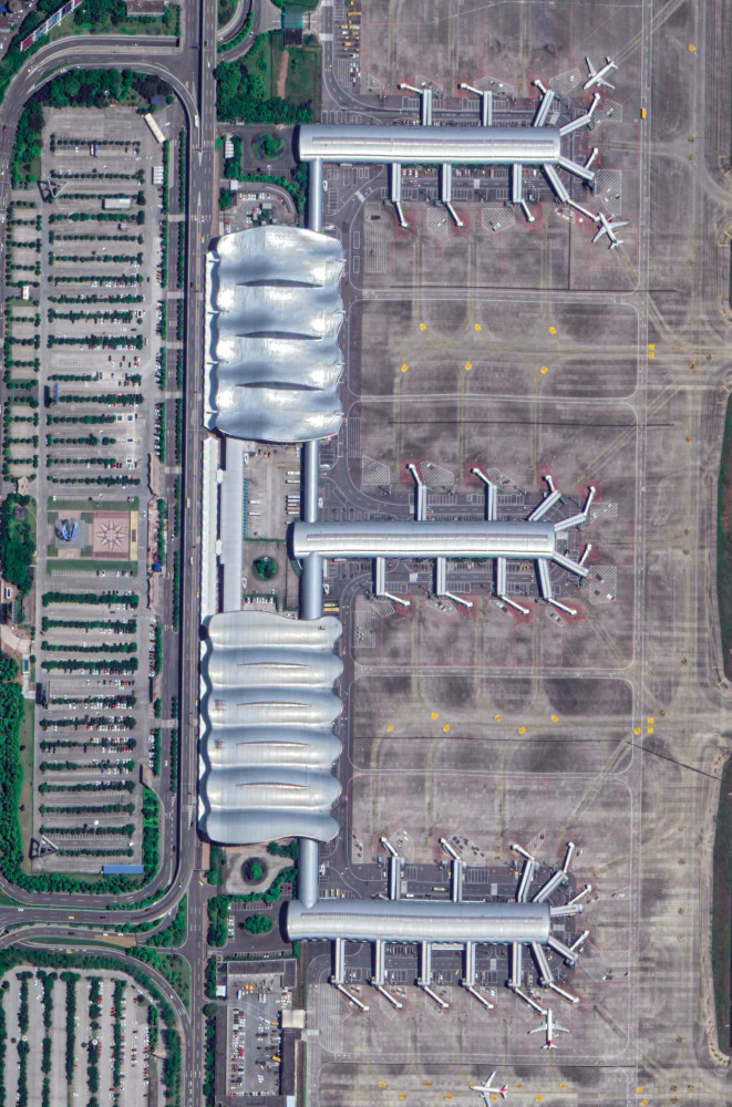 重庆江北机场航拍,有三座航站楼,三条跑道,中西部地区