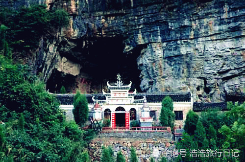 景观有"高峡平湖""流泉飞瀑""地下溶洞群""一线天""洞天门""白龙洞"等