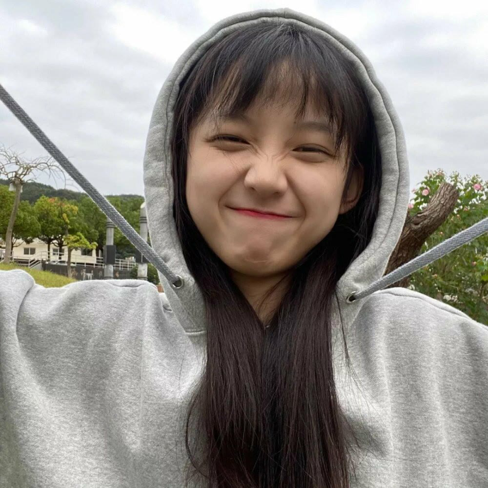 图片中我们可以看到女孩张开手掌,此时她笑容满面,看起来像动漫里面的