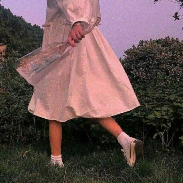 不露脸女生头像:晚什么安,我巴不得你想我想到夜不能寐!