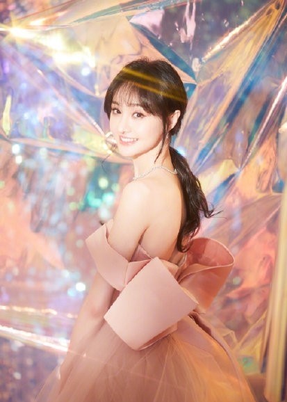 少女郑爽甜蜜营业,实力cos安娜公主,恬静优雅的小公主