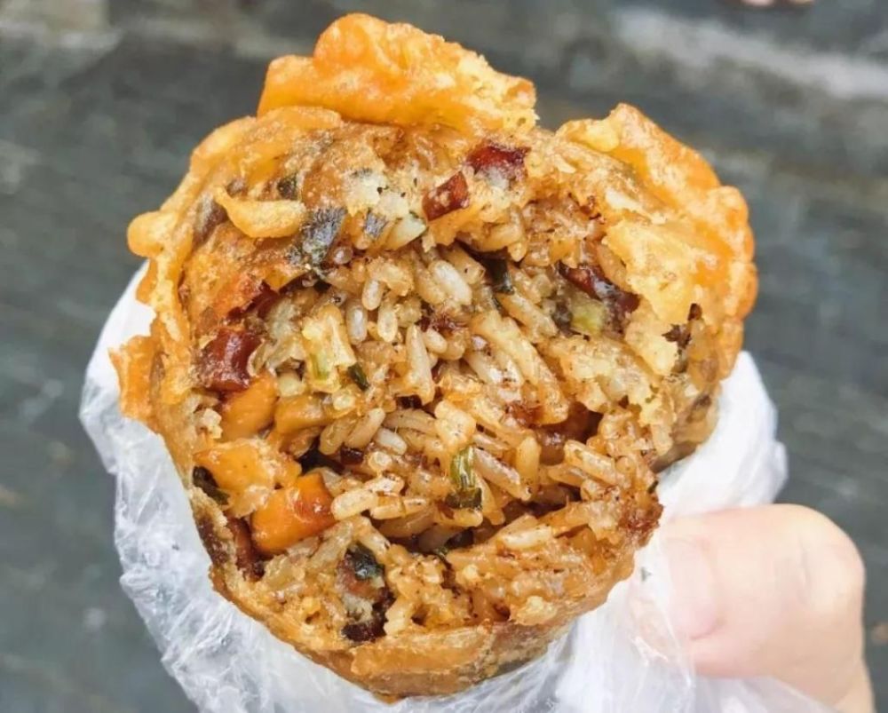 糯米包油条就是武汉人的饭团,可甜可咸可椒盐.