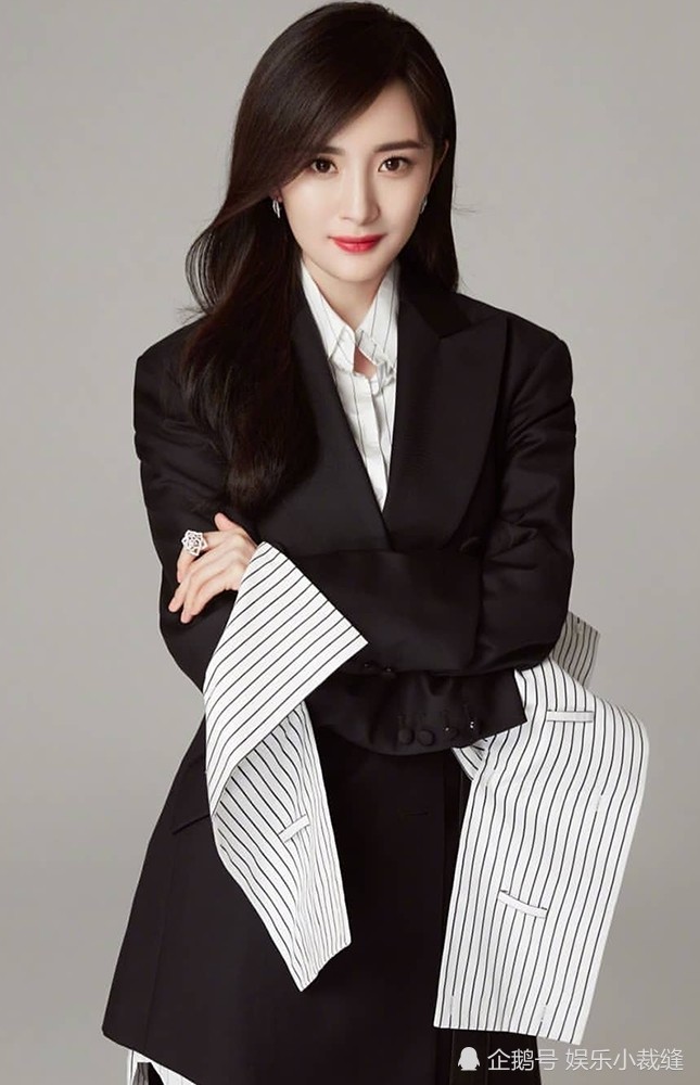 杨幂最新气质写真:双色系"职业装"轮着换,活脱脱一个柔美的"女上司"