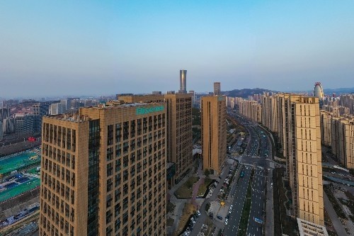 航拍济南东部新城,高楼大厦拔地而起,城市建设欣欣向荣