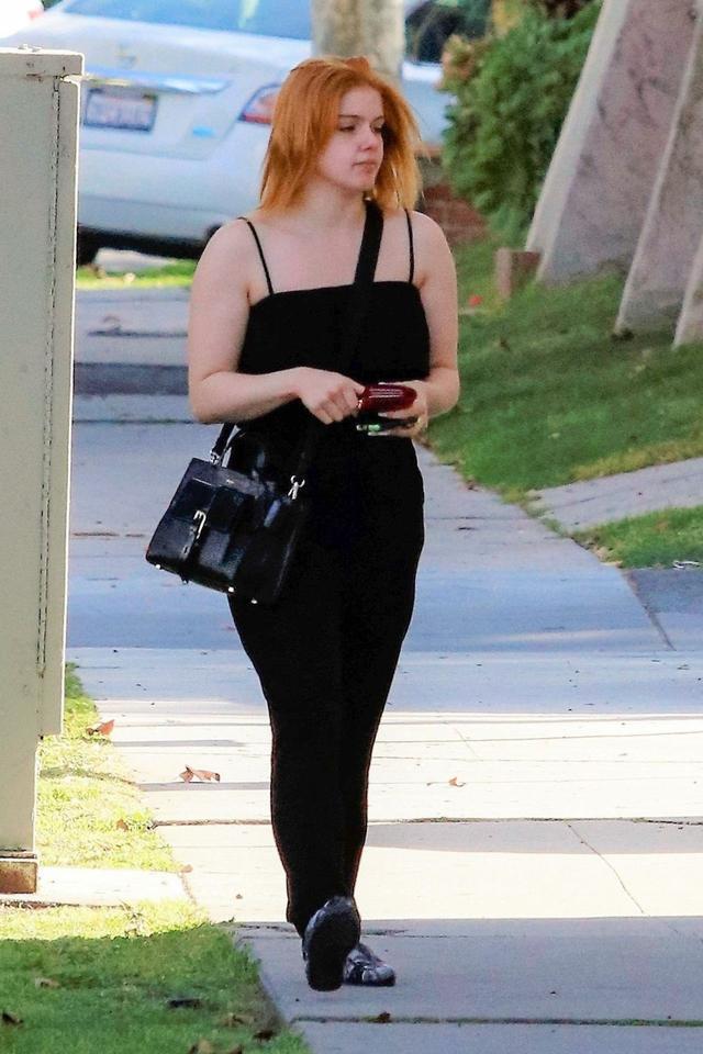 女星阿芮尔·温特(ariel winter)穿着黑色长裤配黑色休闲小吊带,现身