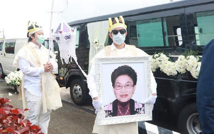 郭富城捧遗照送母亲最后一程,方媛父母现身拜祭,葬礼被全程跟拍