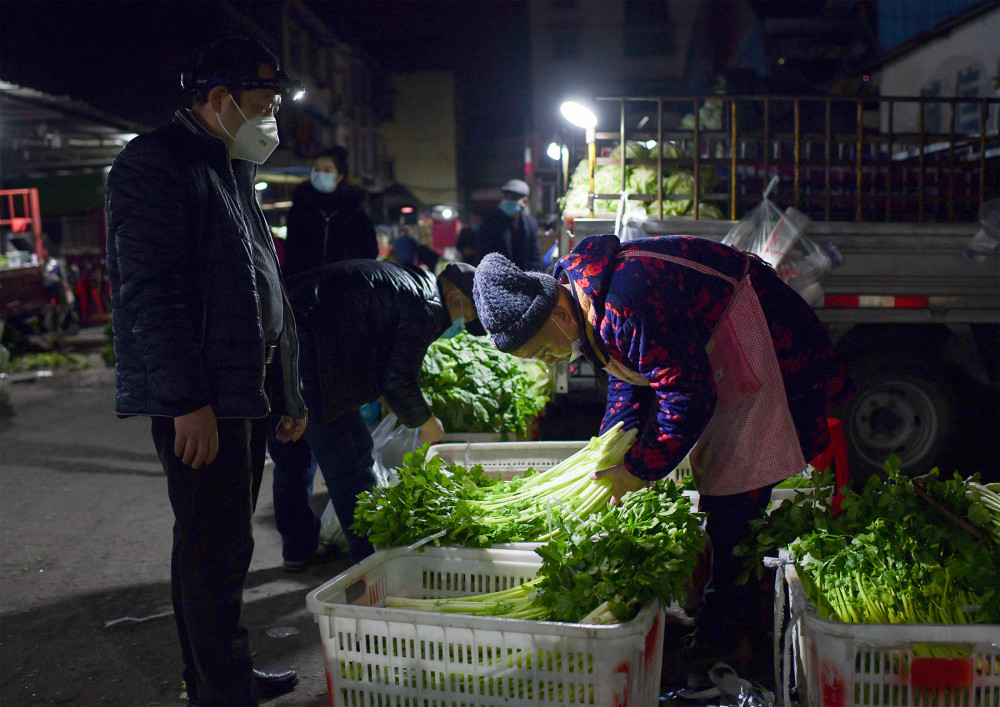 疫情下的蔬菜批发市场:凌晨4点最热闹 春节仍未停摆